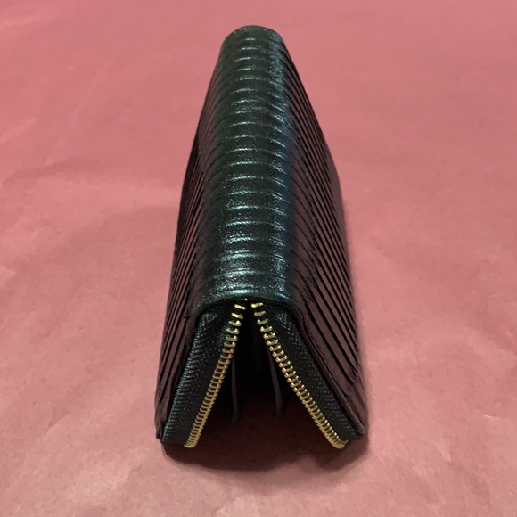 Black Shiny Faux Leather Pleated Wallet (6x1x4 in) - Picture 11 of 12
